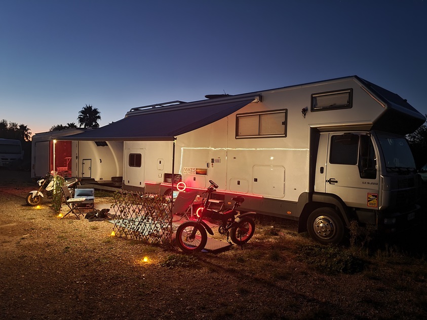 Wohnmobil und Anhänger